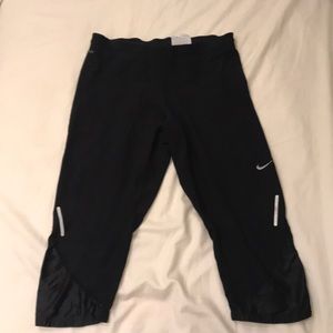 Nike dri-fit knee length cropped leggings